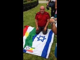 İsrail bayrağı üzerinde namaz