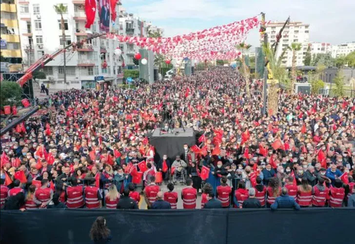 You are currently viewing Mitinglerde kaç bin kişi vardı? Partilerin derdi bu. Oysa siyaseti de etkileyen bir devrim yaşanıyor… 
