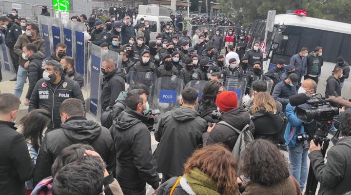 You are currently viewing Demirel “Yollar yürümekle aşınmaz” derdi; o söz politikacıların kulaklarına küpe olmalı…