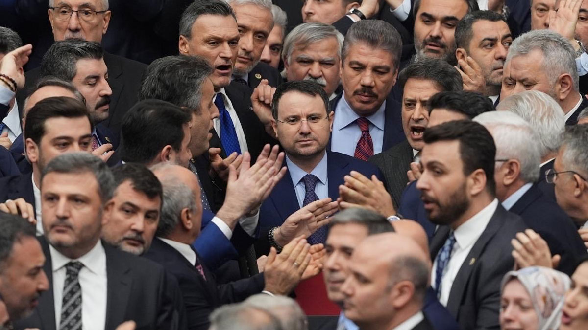 You are currently viewing Yeni gelen bakanlara “Hoşgeldiniz” yazısı…